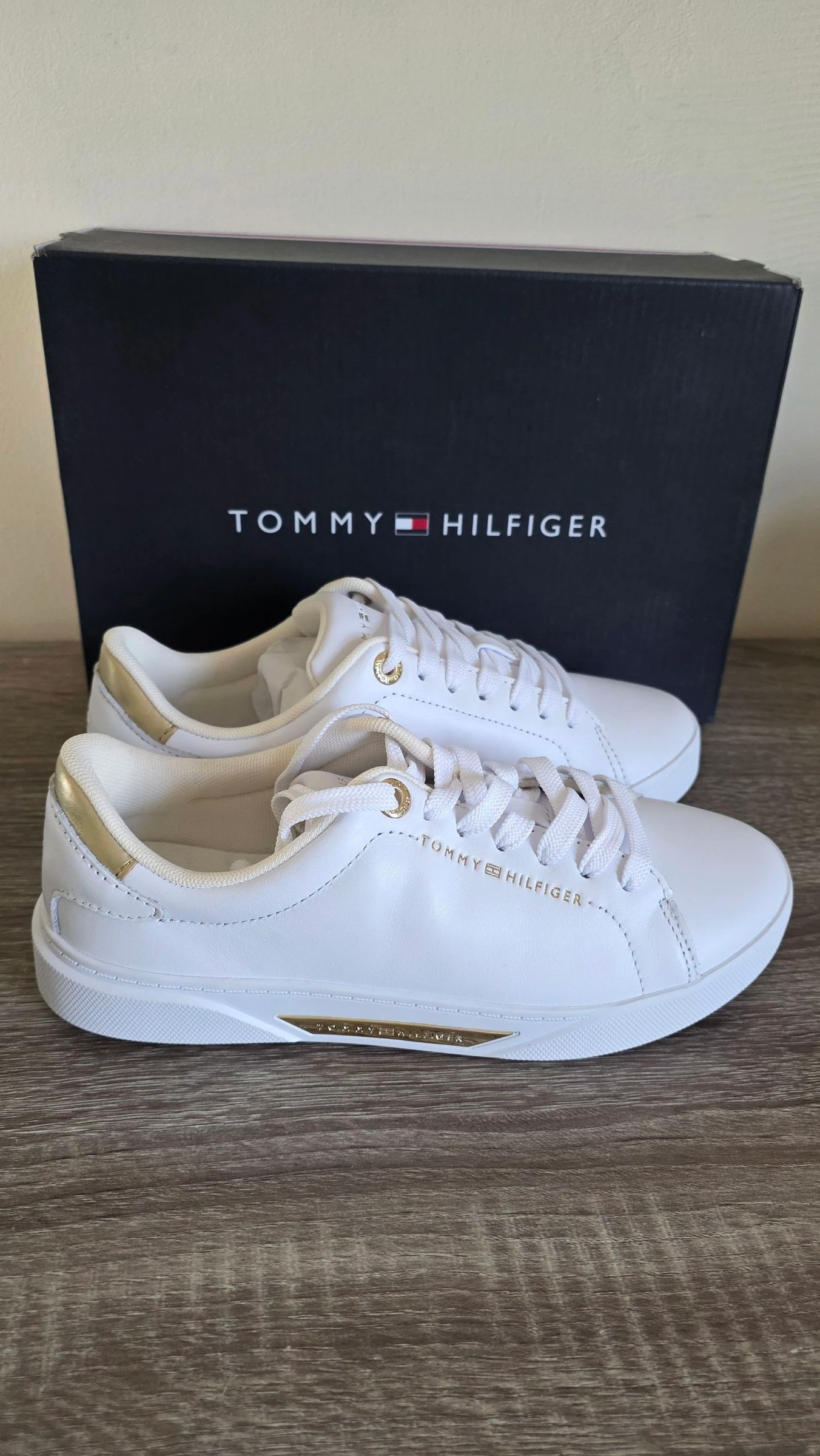 Authentiques Tommy Hilfiger taille 36 jamais portée